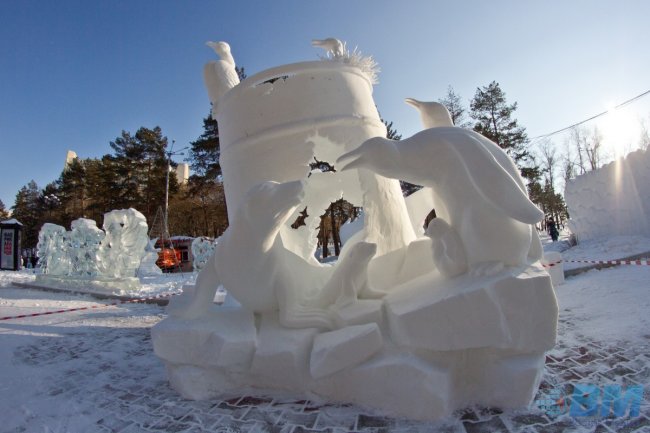 Снежная скульптура ржавой бочки из-под РАО получила гран-при в Хабаровске