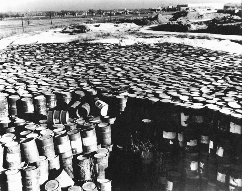 Сент-Луис, 1960 год. Железные бочки с радиоактивными отходами возле ручья Колдуотер-Крик