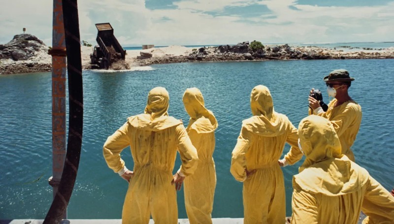 Американские офицеры наблюдают за сбросом ядерных отходов на острове Рунит на Маршалловых островах.