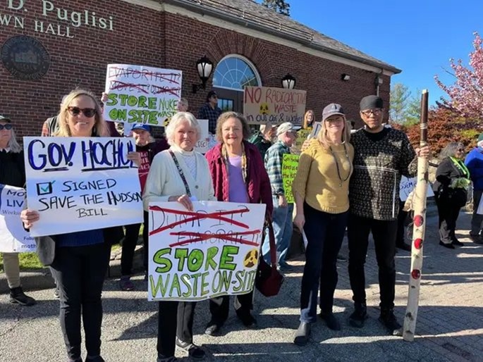 Протестующие собрались у здания мэрии города Кортландт в округе Вестчестер перед заседанием совета, контролирующего вывод из эксплуатации АЭС «Индиан-Пойнт»