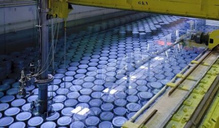 Ядерные отходы США: от старой проблемы к новому топливу pool-filled-with-nuclear-waste-containers.jpg