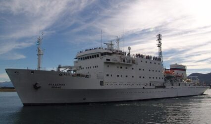 В Арктике нашли баржу с двумя ядерными реакторами от подлодки 37-e1763368303307.jpg