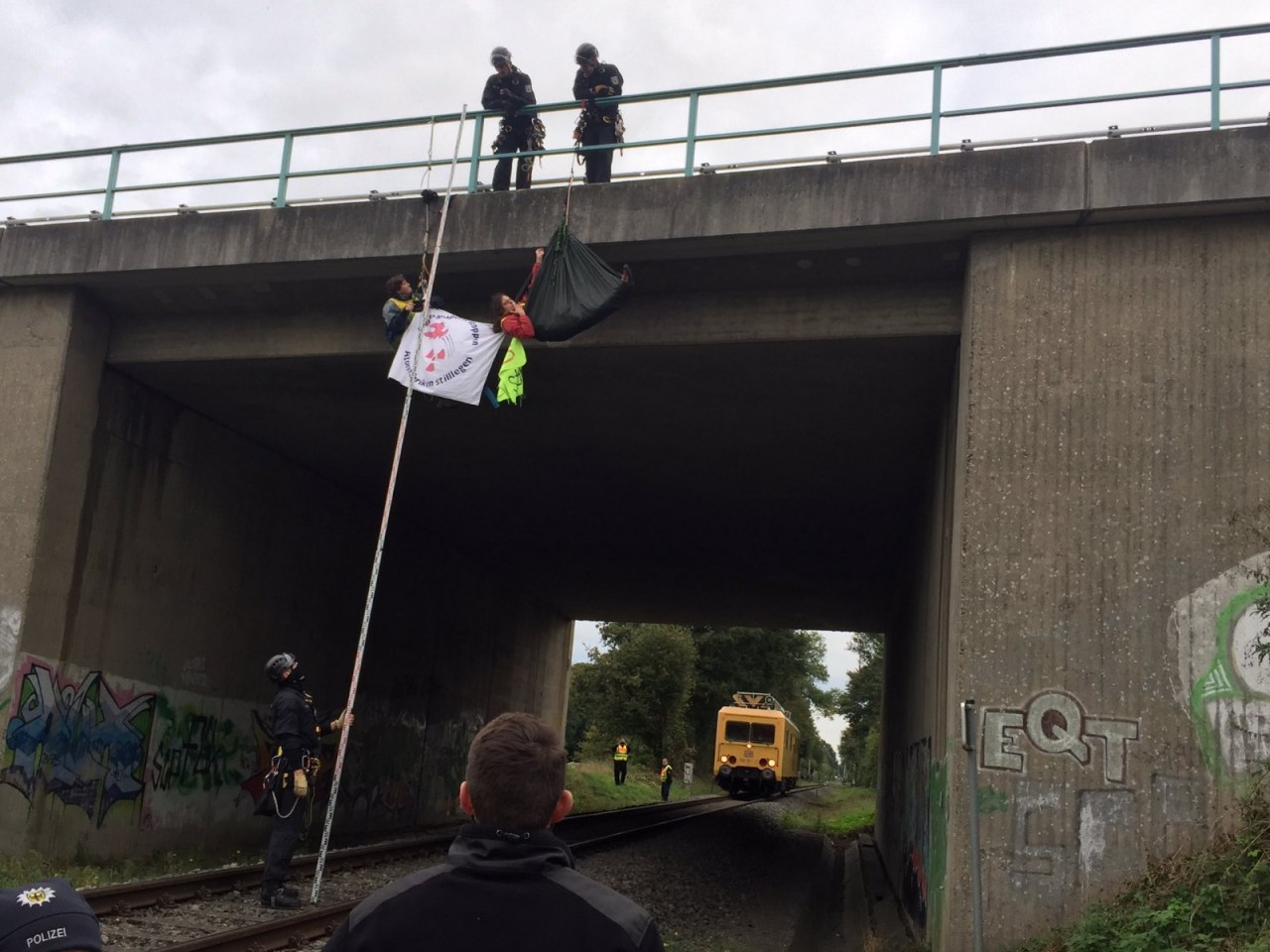 Активисты остановили поезд с «урановыми хвостами» из Германии